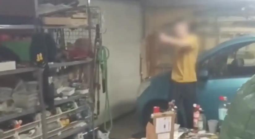 Videóra vették, ahogy rálőnek Dobrev Klára és Jakab Péter kampányplakátjára