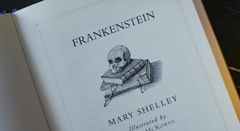 Nagy hajó a színpadon: szombaton új életre kel a Frankenstein-történet a Vígszínházban