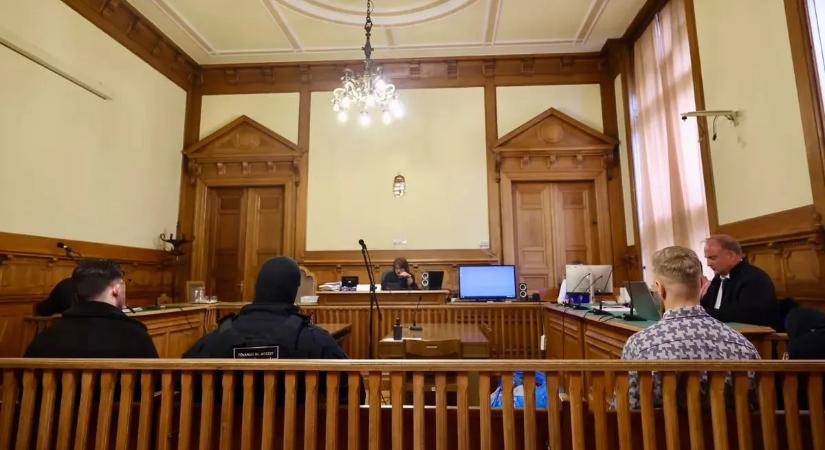 Kis híján halálra vertek egy férfit a HÉV-megállóban