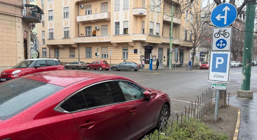 Rejtély Szeged belvárosában: eltűnt a ponyvával letakart autó, válaszok viszont máig nincsenek