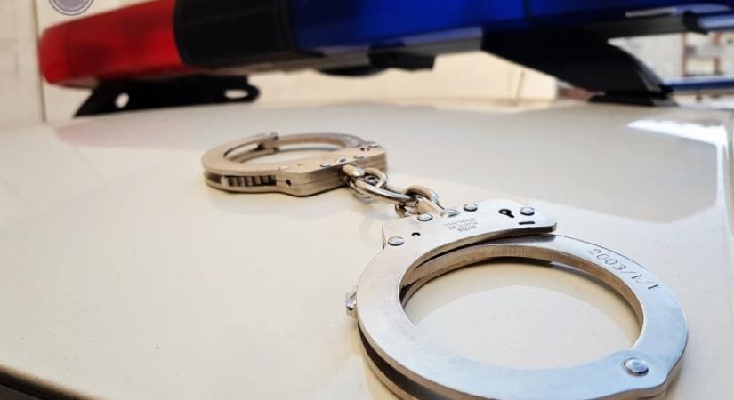 Boldog új évet kívánt, majd kirabolta a 70 éves férfit