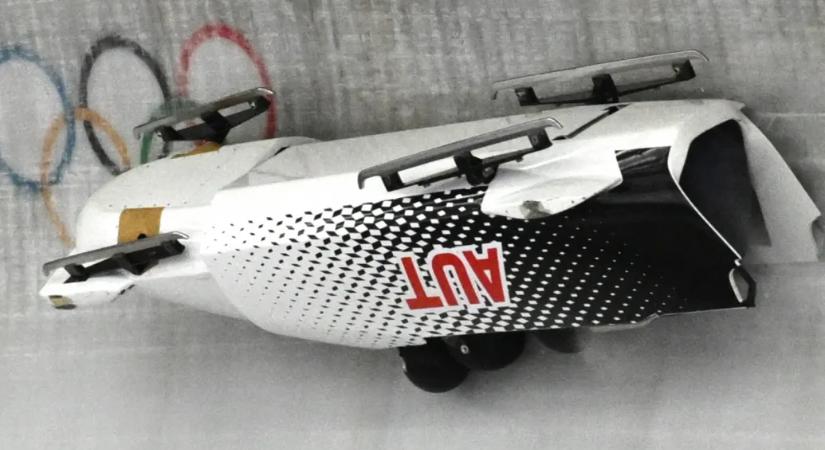 115 km/h-val borult fel az osztrák bob, a pilótát 20 percig ápolták, majd kórházba vitték