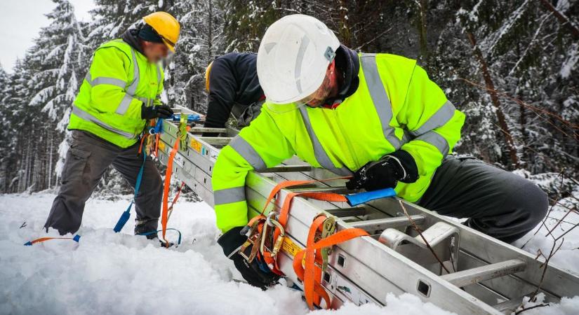 Kárelhárítás extrán: létrát építettek a leszakadt vezeték visszahúzásához Vasban - fotók