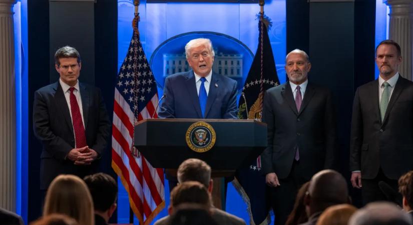 Donald Trump annyira megsértődött a Legfelsőbb Bíróságra, hogy még 5 százalékpontot rádob az egy napja bejelentett vámokra