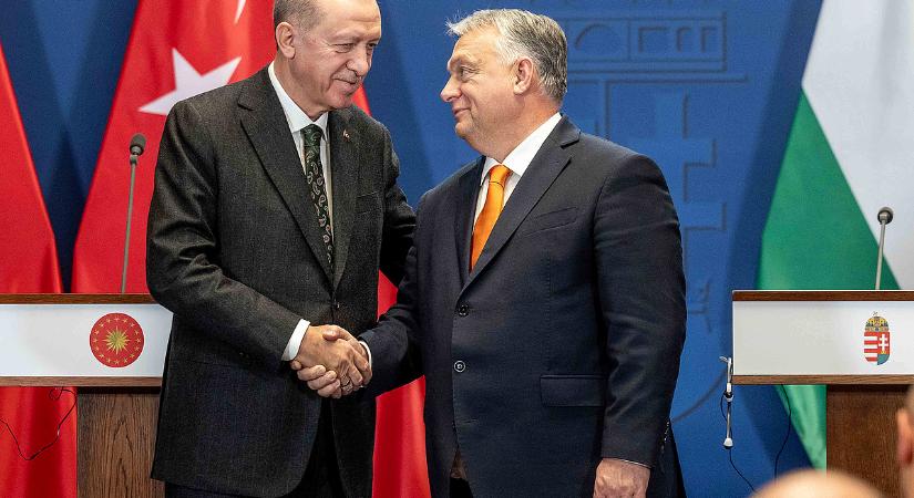 Megsértette a kormányfőt, elvitték a rendőrök az újságírót