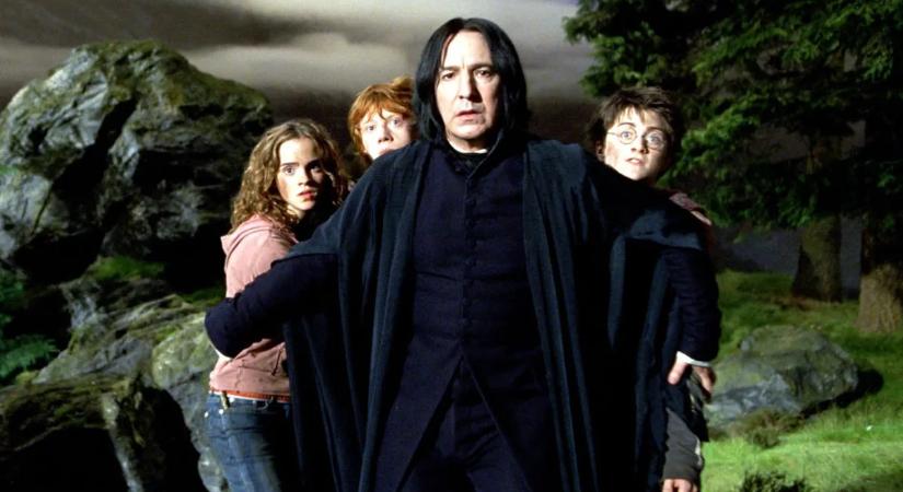 Alan Rickman atyai szigorral okította a Harry Potter fiatal színészeit: Soha nem hallott titkok a színész naplójából!