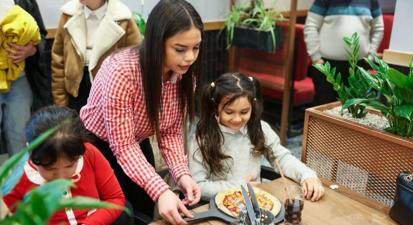 Különleges főpróba a Pizza Hut Egerben: ők voltak az étterem első vendégei  Videón a robotpincér