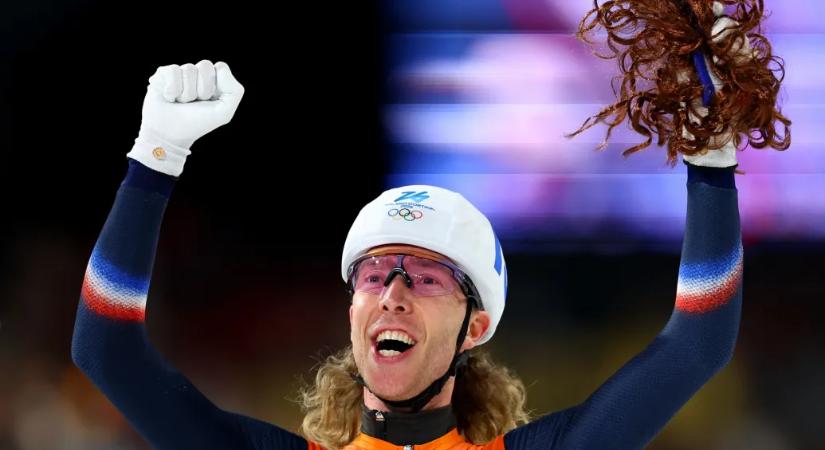 A gyorskorcsolya legidősebb olimpiai bajnokának ünneplés közben póthajat is bedobtak