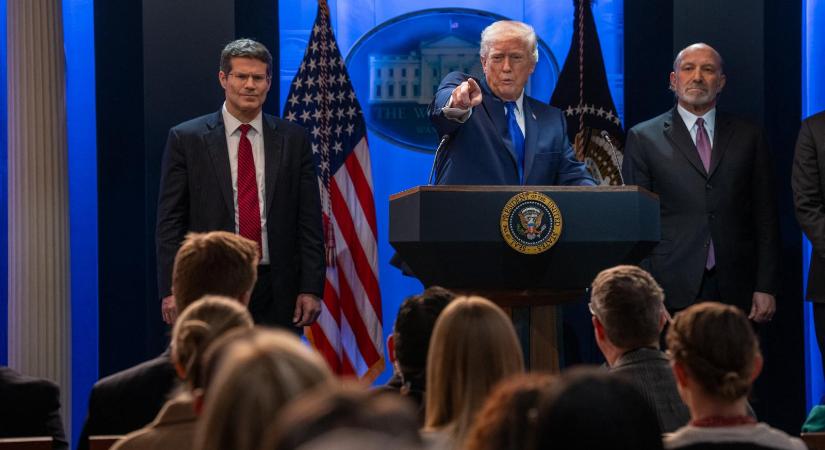 Donald Trump felébredt, és 10-ről 15 százalékosra emelte a világot sújtó büntetővámjait