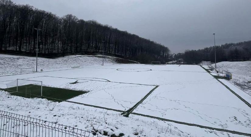 Brutális körülmények és dupla kiállítás: újabb meccset pótoltak Baranyában