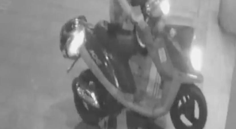 Megdöbbentő felvétel kering a neten egy robogós magyar nőről – videó