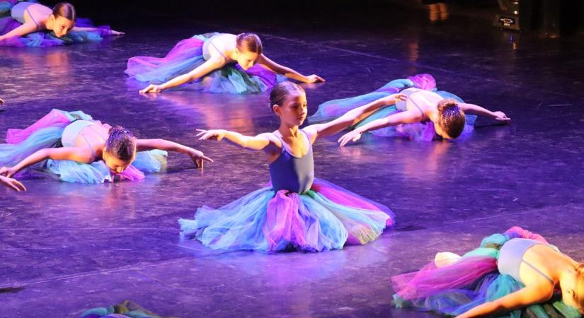 A táncművészet varázsa: fiatalok százai kápráztatták el a közönséget Makón