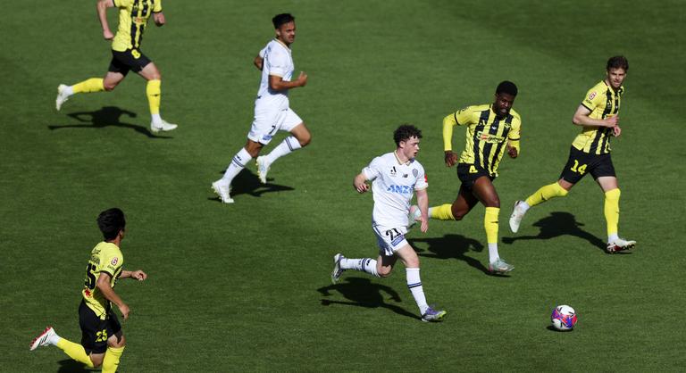 Belebikázott a saját tizenhatosán, aztán Puskás-díjra és Benny Hill-showra is esélyes gól lett belőle