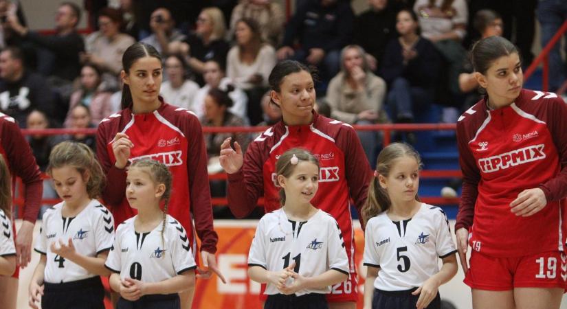 Cukiságbomba – az Alba Fehérvár KC utánpótlás játékosai kísérték be a játékosokat (galéria)