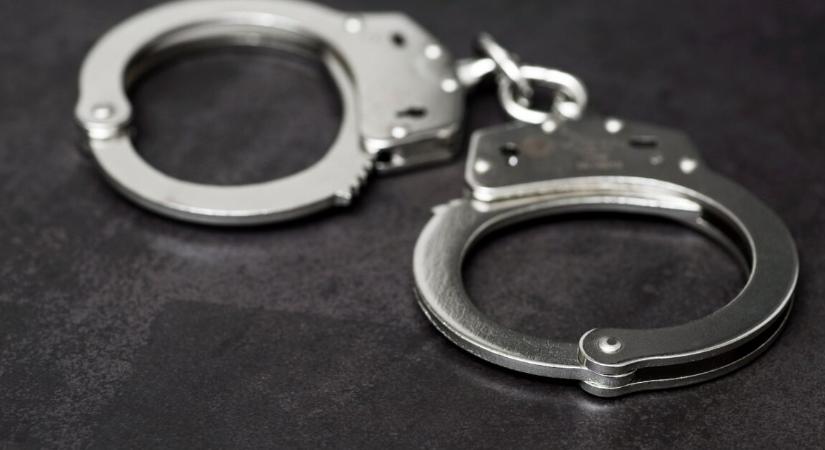 Bilincsben vitték el a 11 éves fiút, aki megölte az apját, mert elvette tőle a videojátékát