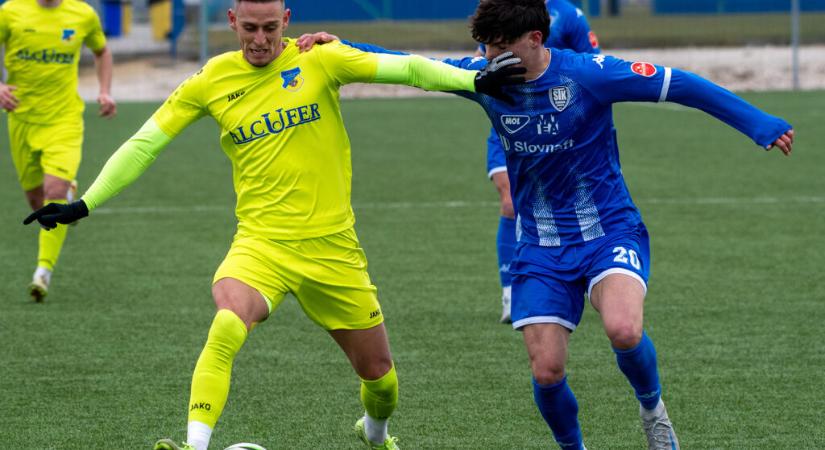 Egymásnak ugrottak a kispadok, pofon is durrant – félbe szakadt az NB III-as csapat meccse