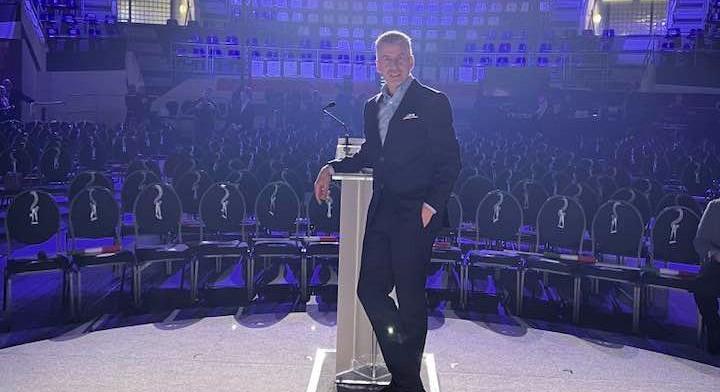 Rákay Philip köszöntötte a több százezer online nézőt, kissé túlzónak bizonyult