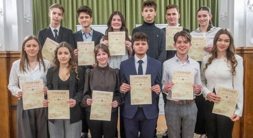 Rekordszámú jelentkező, tizenkét továbbjutó a Versünnepen