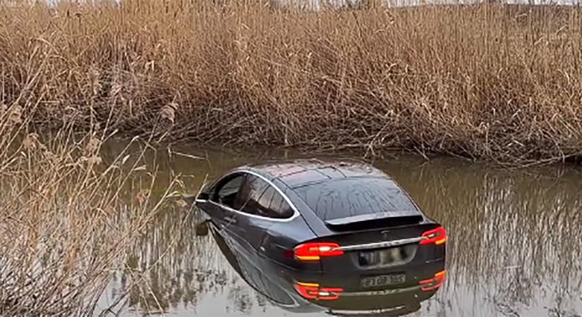 Látott már úszó Teslát? A Berettyóban megtörtént – videóval