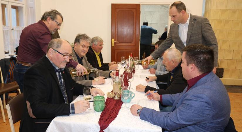 Dunapatajon a jó borok és a jó kolbászok versenyeztek – A Patajiak Köre 39. alkalommal szervezte meg az eseményt – fotók