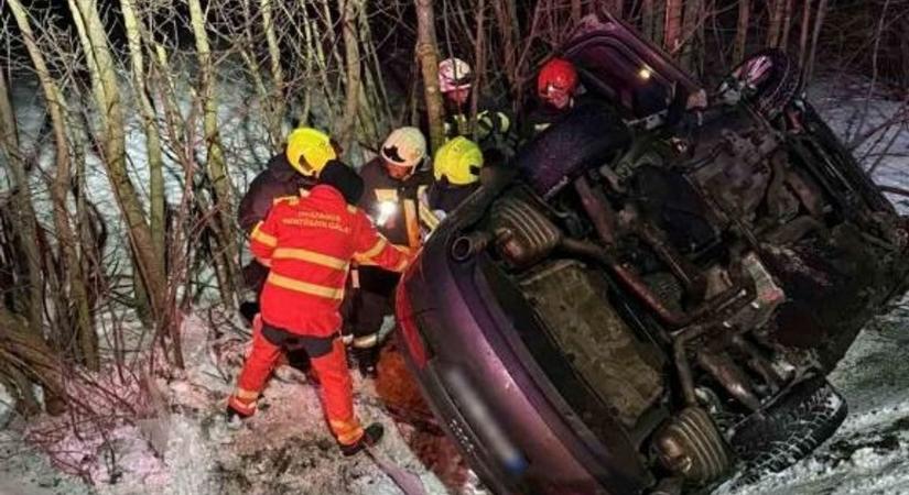 Közúti tragédia Szenyérnél: a gépkocsi vezetője az összeroncsolódott autóba szorult