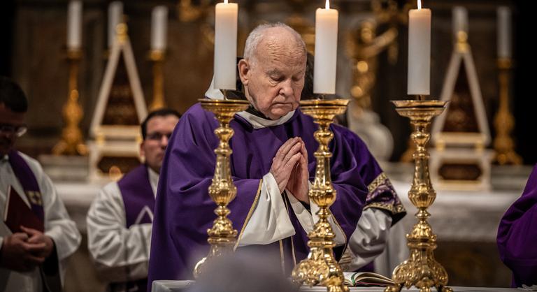 Reisz Pál atya az arcába üvöltőkért imádkozott a Hit Pajzsa díj átvételekor