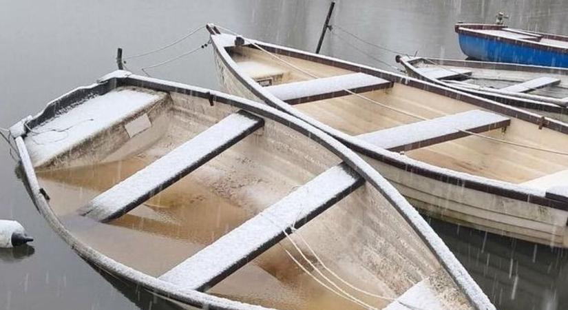 Egymás után süllyedtek el a csónakok a kikötőben