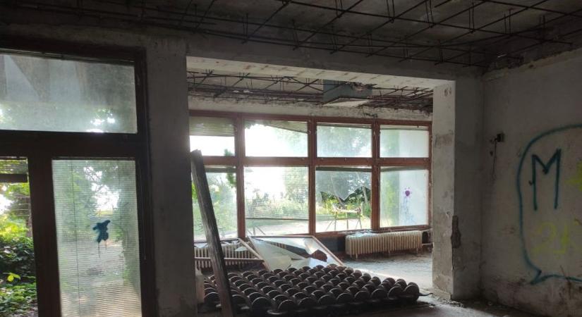Elzárt elitparadicsomból omladozó urbex-helyszín: a balatonaligai Kádár-villa, a titkos pártüdülő (videó, galéria)