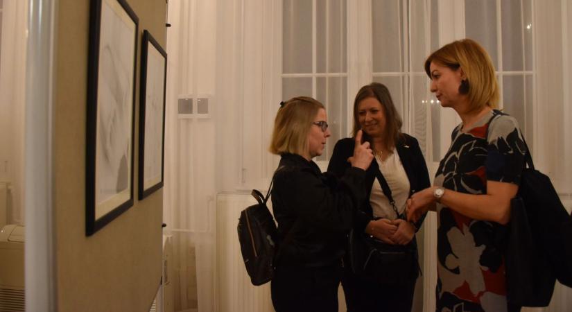 Személyes szálakat keres a karcagi kiállítás, március 6-ig látogatható – galéria