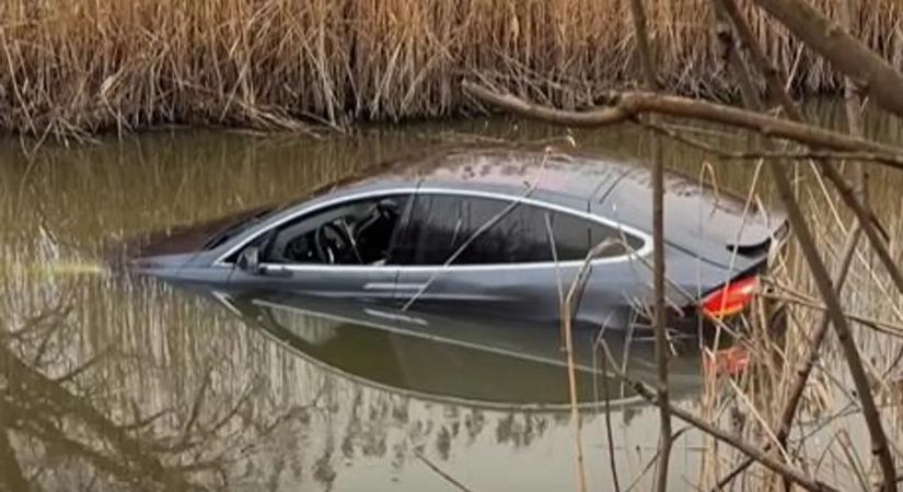 Autó hajtott a főcsatornába – friss részletek a balesetről