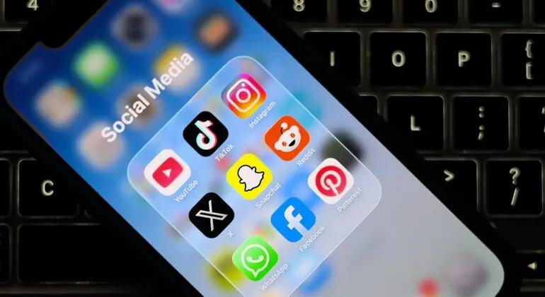 Írország fontolóra veszi a közösségi oldalak korhatárhoz kötését