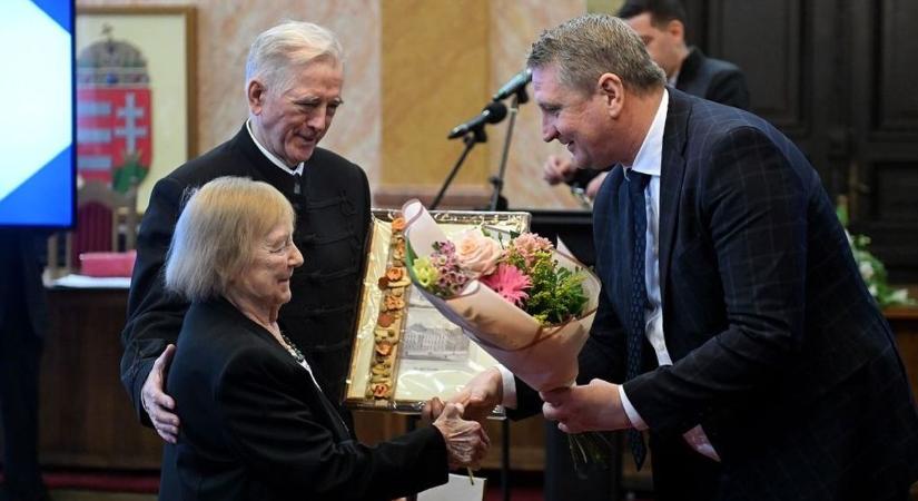 Nyolcvan év az irodalom és a közösség szolgálatában – Cs. Varga Istvánt köszöntötték a Városházán