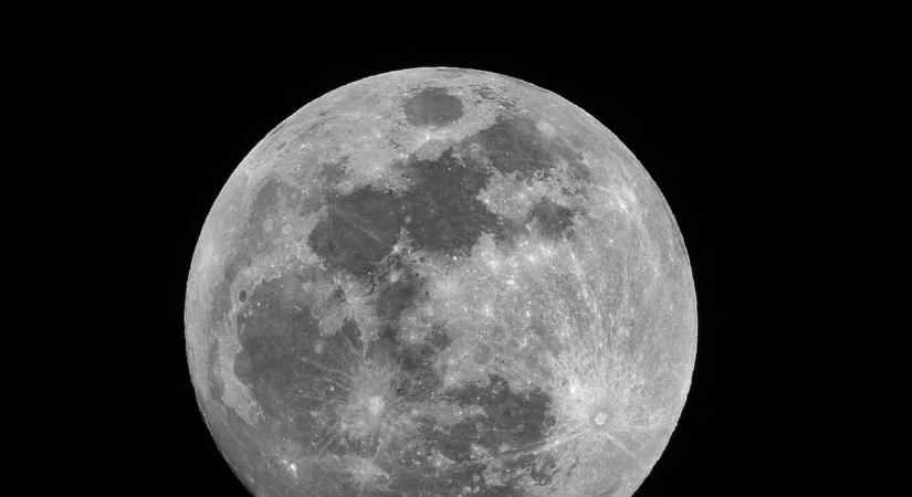 Megdöbbentő bejelentést tettek a tudósok: létezhetett élet a Holdon