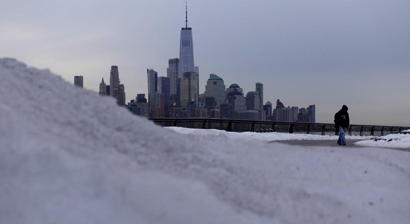 Kiadták a hóviharriasztást New Yorkban, mintegy 50 centiméternyi hó hullhat