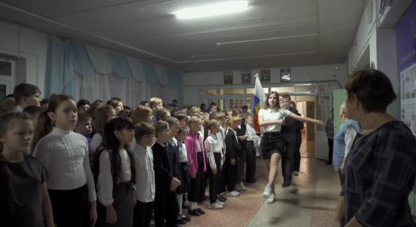Megrázó Oscar-esélyes dokumentumfilm: mozgalmi dalok és katonai menetelés az orosz iskolákban