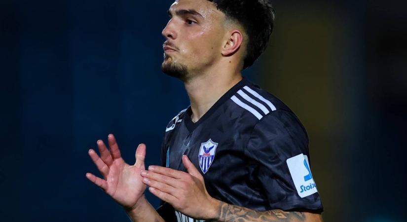 Fejen térdelte a kapus, mentő vitte kórházba a magyar válogatott középpályást