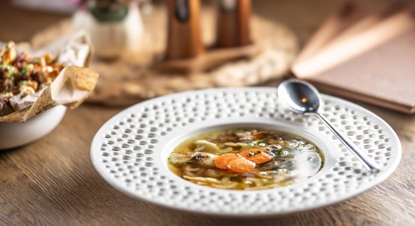 Ez az olcsó fűszer teszi aranylóvá és egészségesebbé a húslevest