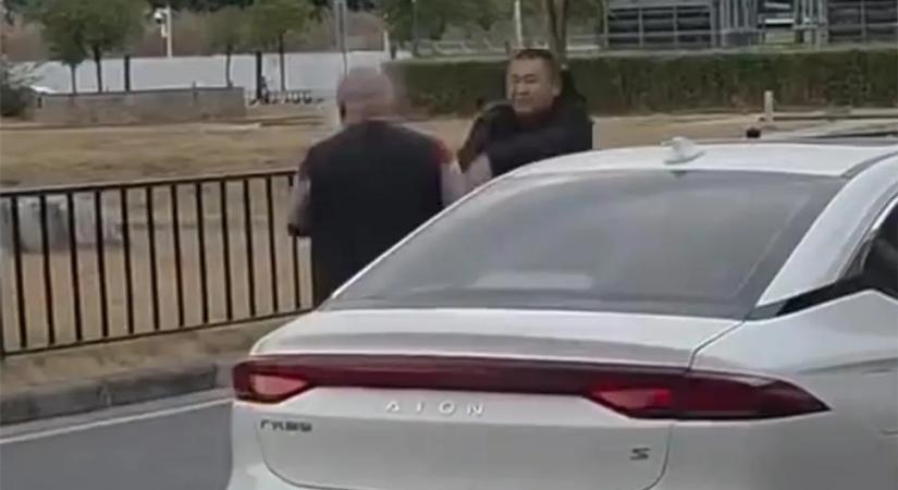 Fúj, de undorító: a közúti balhék hányingert keltő új szintjét mutatta be két autós