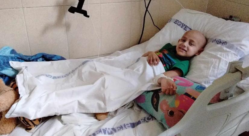 „Csecsemőfej méretű volt” – Behálózta a testét a tumor: kerekesszékbe kényszerült a 6 éves Brájen