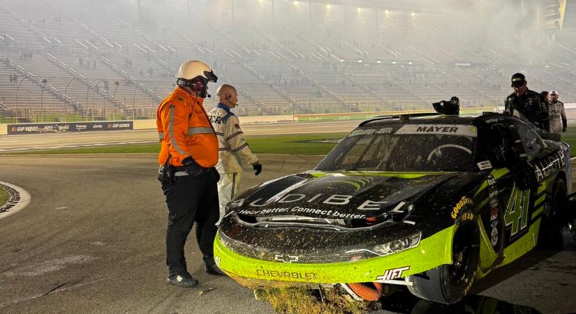 VIDEÓ: Gratuláció közben zúzta le a saját autóját Sam Mayer