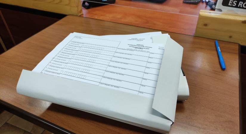 Pikk-pakk: a Fidesz és a Tisza jelöltjének is egy óra alatt meglett az 500 ajánlása