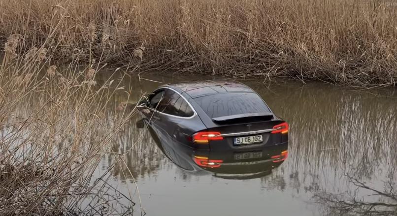 Tesla csúszott a Hortobágy-Berettyó főcsatornába