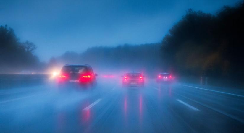 Köd nehezíti a közlekedést és az ónos eső is lecsaphat vasárnap