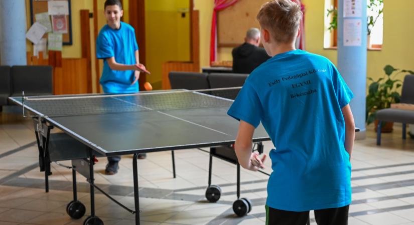 Magyar Parasport Napja: Sérült fiatalokkal mozogtak a csabai középiskolások