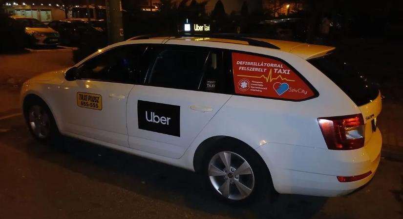 „Ne kelljen soha használni” – Így dolgozik Zoltán Magyarország első defibrillátorral felszerelt taxijával