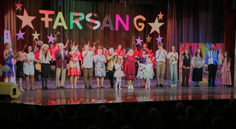 Farsangi kavalkád és vastaps a Közösségi Házban