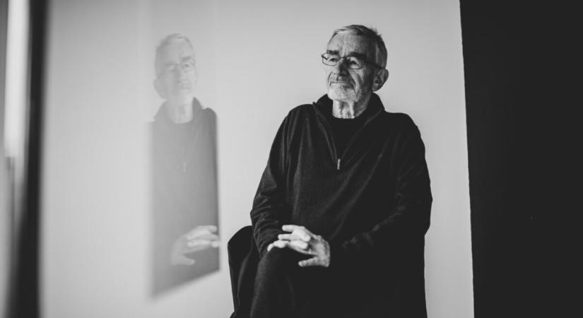 A Kelet-európai lét és az emberi kiszolgáltatottság sajátos hangú krónikása – Bodor Ádám 90