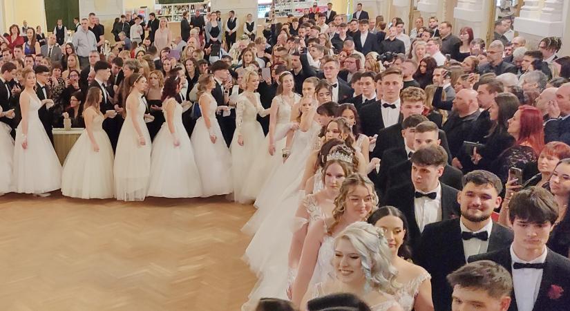 Negyvenkét pár járta a nyitótáncot az Eötvös diákbálján