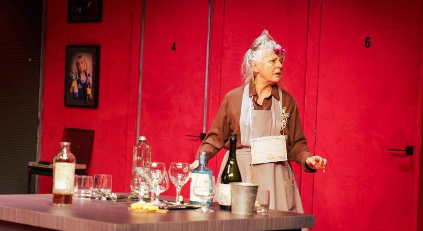 A színház az élete, Győr az otthona