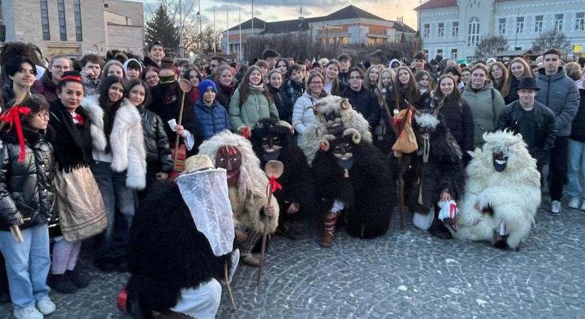 A bélás diákokon nem múlott, igazán jól sikerült az idén is a télkergetés (galéria)